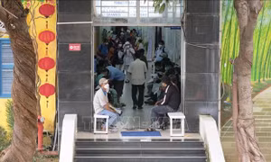 Vụ nghi ngộ độc thực phẩm ở Nha Trang: Một học sinh tử vong trên đường chuyển viện