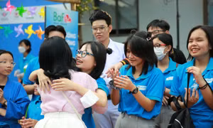200 học sinh mồ côi vì dịch COVID-19 đón ngày tựu trường đầu tiên 