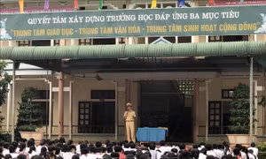 Trường học phối hợp với công an địa phương kiểm tra đột xuất an ninh