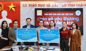 Nhà xuất bản Giáo dục Việt Nam trao tặng gần 35.000 bản sách giáo khoa tới học sinh vùng lũ