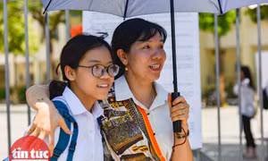 Thi vào lớp 10 Hà Nội: Thí sinh tươi cười khi ra khỏi phòng thi môn Ngữ văn