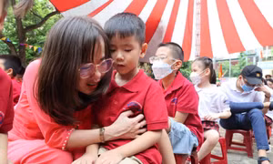 Muôn kiểu tâm trạng học sinh trong ngày toàn dân đưa trẻ đến trường
