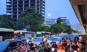 Dòng người hướng về sân Mỹ Đình cổ vũ cho đội tuyển Việt Nam