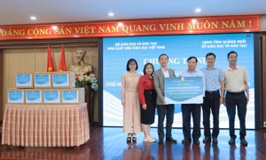 Trao tặng gần 110.000 bản sách giáo khoa cho học sinh vùng lũ tỉnh Quảng Ngãi