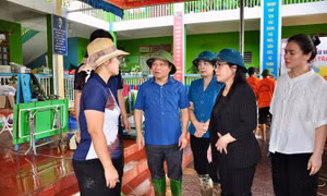 Trường vùng lũ thiếu sách giáo khoa 