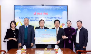 Trao tặng sách cho đồng bào người Việt tại Đông Bắc Thái Lan