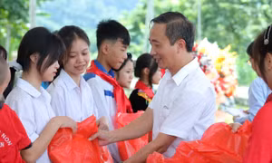 Tặng sách giáo khoa cho học sinh vùng khó khăn