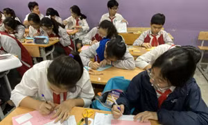 Những cánh thư ấm lòng thầy trò vùng lũ 