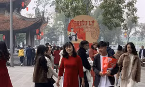 Đền Đô nhộp nhịp khách tới cầu phúc ngày mùng 1 Tết