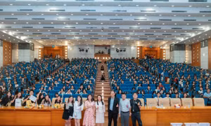 Gần 1.200 sinh viên tham dự talkshow 'Từ sinh viên Kinh tế đến thủ lĩnh Công nghệ'
