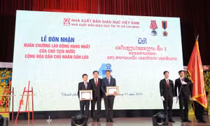 Nhà xuất bản Giáo dục tại TP Hồ Chí Minh đón nhận Huân chương Lao động hạng Nhất