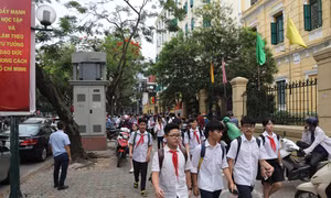 Phụ huynh xót lòng vì con đi học trong điều kiện oi bức, phải về giữa trưa nắng