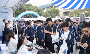 Sinh viên ngành công nghệ hào hứng thể hiện năng lực trước nhiều doanh nghiệp 