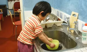 Cha mẹ bắt con làm việc nhà quá sức có thể bị phạt tới 5 triệu đồng