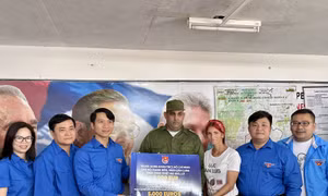 Thanh niên Việt Nam thăm và tặng quà địa phương bị ảnh hưởng bão ở Cuba
