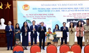 Hà Nội biểu dương học sinh nhặt được của rơi trả lại người đánh mất
