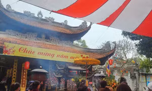 Đền Đô tấp nập ngày mùng 1 Tết Ất Tỵ  
