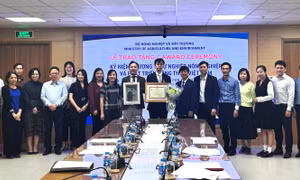 Cố vấn JICA nhận kỷ niệm chương 'Vì sự nghiệp nông nghiệp và phát triển nông thôn' 
