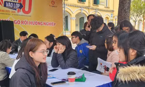 Hàng nghìn học sinh tham gia ngày hội ‘Tự tin vào lớp 10’