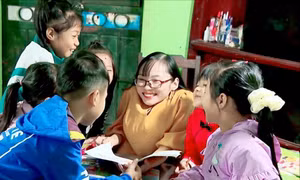 Cô gái xương thuỷ tinh mở lớp học ‘5 không' cho trò nghèo