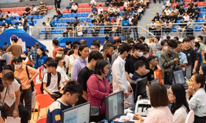 Rộn ràng đón tân sinh viên làm thủ tục nhập học