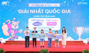 Vinh danh và trao giải cho học sinh tham dự cuộc thi tiếng Anh có quy mô lớn trên toàn quốc 