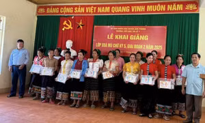 Lớp học xóa mù chữ giữa đại ngàn 