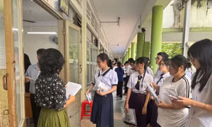 Thí sinh thi tốt nghiệp THPT bắt đầu làm bài thi môn Toán