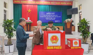 Những cử tri ở tuổi 'xưa nay hiếm' đi bầu cử sớm