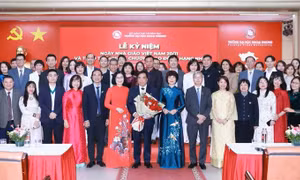 Trao tặng Huân chương Lao động hạng Nhì cho nguyên Hiệu trưởng Trường Đại học Ngoại thương