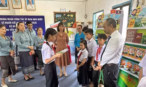 Trao tặng Tủ sách Tiếng Việt tại Champasak