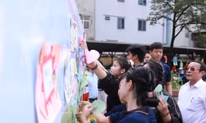 Học sinh ‘chất vấn’ ban giám hiệu làm thế nào để cảm thấy hạnh phúc hơn 