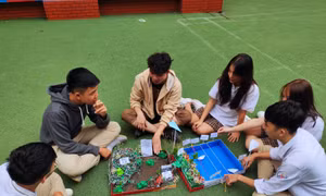 Thầy giáo 9X biến rác thải thành đồ dùng học tập
