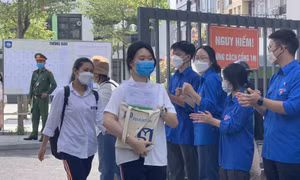 Sáng 19/6: Thí sinh vào lớp 10 ở Hà Nội chuẩn bị làm bài môn Toán