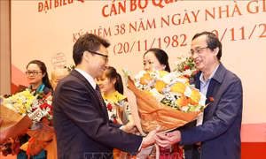Phó Thủ tướng Vũ Đức Đam tặng hoa các đại biểu tại buổi gặp mặt đại biểu Quốc hội là nhà giáo, cán bộ quản lý giáo dục. Ảnh: TTXVN 