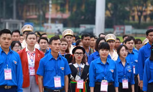 Các đại biểu thanh niên tiên tiến báo công dâng Bác