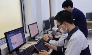 Nỗi lo đường truyền internet trong ngày đầu tiên đăng ký dự thi tốt nghiệp THPT online