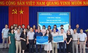 Trao niềm tin, động lực và hy vọng cho học sinh vùng lũ 
