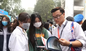 Hàng nghìn học sinh tham dự ngày hội tư vấn tuyển sinh 2021   