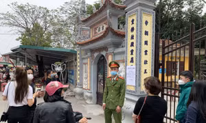 Đền Đô tạm dừng đón khách vì lượng người đến quá đông