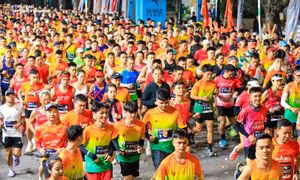 Khoảng 200 giảng viên và sinh viên FPT Polytechnic lập kỷ lục Việt Nam về chạy marathon
