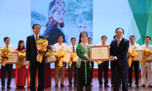 Cô giáo người Mông mang mùa xuân về bản 