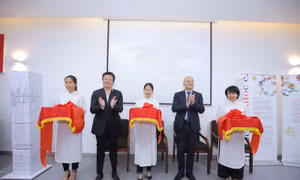 Cắt băng khai mạc triển lãm tại Hà Nội.