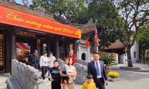 Đền Đô nhộn nhịp ngày mùng 1 Tết Giáp Thìn  