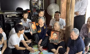 Nhóm bạn trẻ tình nguyện phục dựng ảnh liệt sĩ