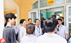 Bộ trưởng Giáo dục và Đào tạo mong thí sinh thể hiện được mình một cách tốt nhất 