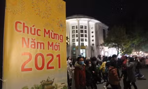 Người dân Thủ đô đổ về trung tâm hồ Hoàn Kiếm chào năm mới 2021