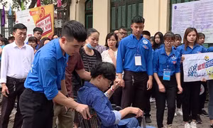 Những thí sinh, giám thị 'đặc biệt' trong buổi thi môn ngữ văn 
