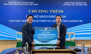 Trao tặng sách giáo khoa cho học sinh vùng lũ tỉnh Quảng Trị