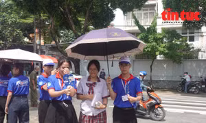 Những hình ảnh đẹp tình nguyện trong mùa thi